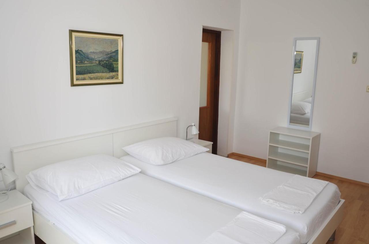Guesthouse Ana-Maria Pirovac Exterior photo