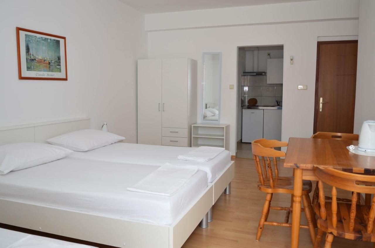 Guesthouse Ana-Maria Pirovac Exterior photo